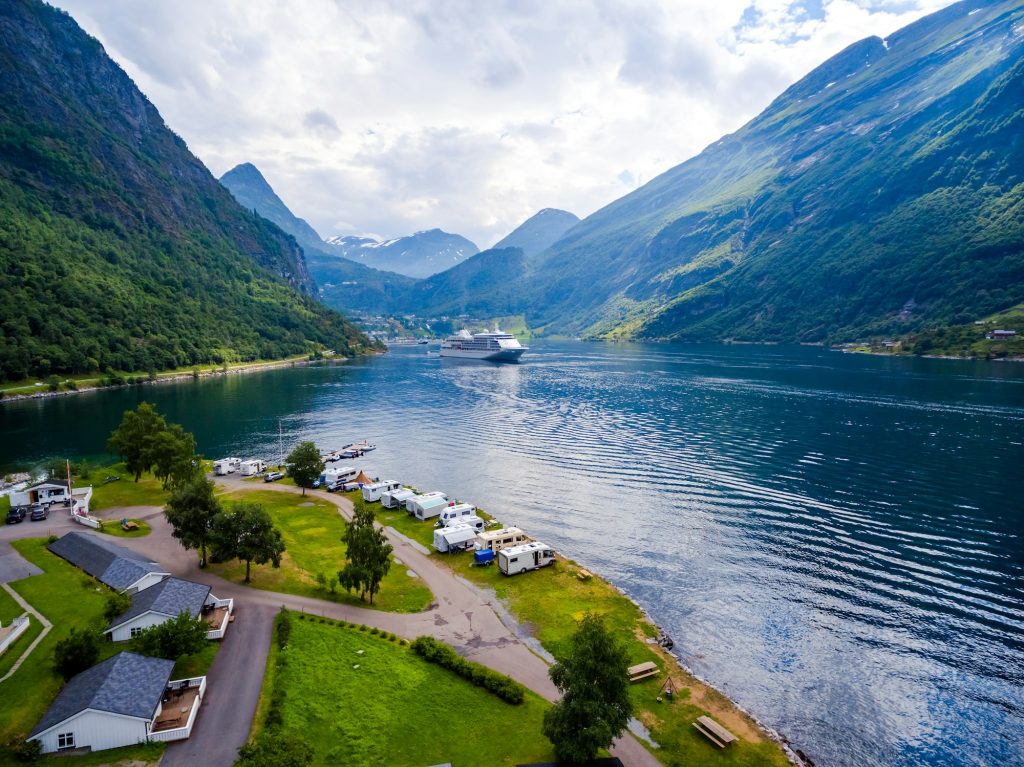 Quel itinéraire de croisière est recommandé pour une découverte approfondie des fjords norvégiens?